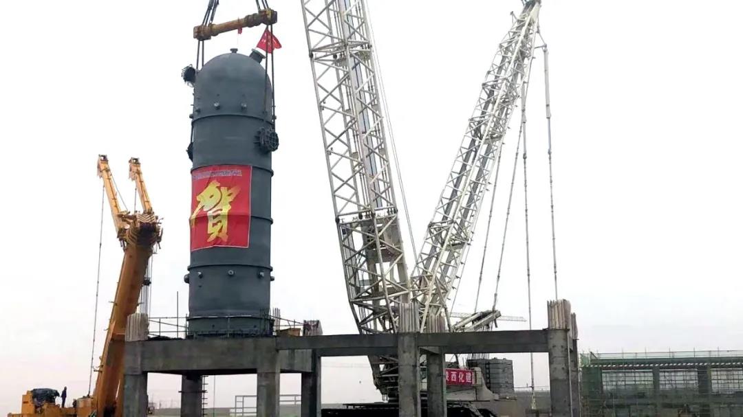 【项目建设】50万吨/年煤基乙醇项目核心反应器顺利吊装 【项目建设】50万吨/年煤基乙醇项目核心反应器顺利吊装