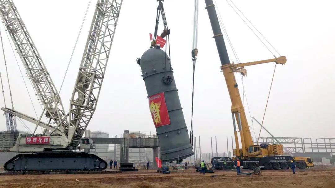 【项目建设】50万吨/年煤基乙醇项目核心反应器顺利吊装 【项目建设】50万吨/年煤基乙醇项目核心反应器顺利吊装