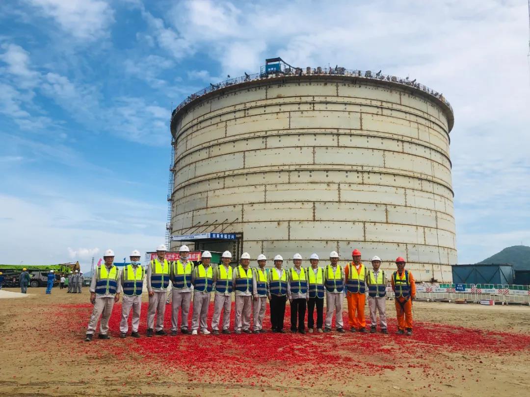 中国五环承建的东华能源低温罐区项目气压升顶成功 中国五环承建的东华能源低温罐区项目气压升顶成功