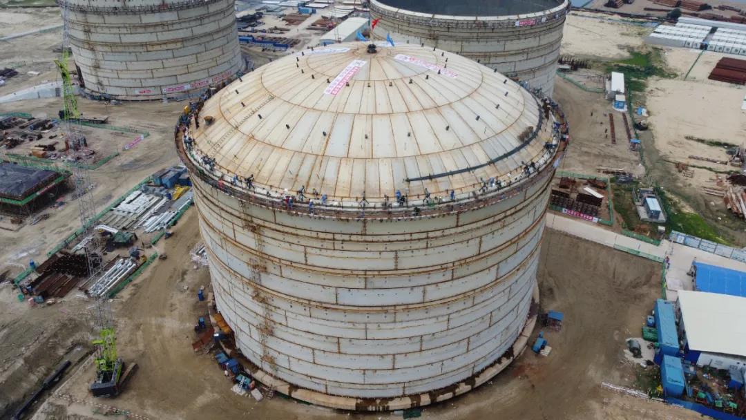 中国五环承建的东华能源低温罐区项目气压升顶成功 中国五环承建的东华能源低温罐区项目气压升顶成功
