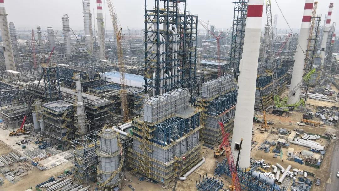 寰球工程公司广东石化五联合对流段模块全部安装就位 寰球工程公司广东石化五联合对流段模块全部安装就位