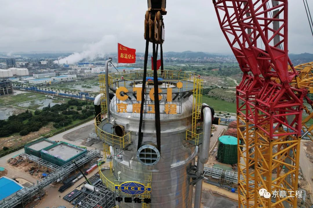 泉州国亨化学有限公司66万吨/年PDH及45万吨/年PP项目丙烯-丙烷分离塔顺利吊装就位 泉州国亨化学有限公司66万吨/年PDH及45万吨/年PP项目丙烯-丙烷分离塔顺利吊装就位