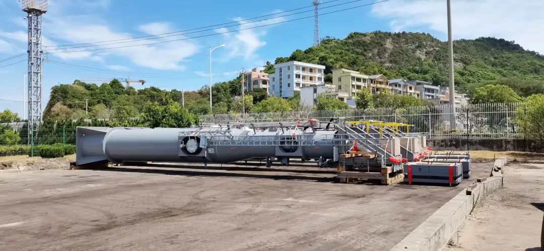 寰球工程公司温州华港LNG项目首迎最大单体压力容器储罐、进口设备卸船臂进场 寰球工程公司温州华港LNG项目首迎最大单体压力容器储罐、进口设备卸船臂进场