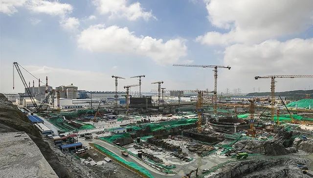 实探全球最大在运在建核电基地,7号机组“干保护”已吊装就位 实探全球最大在运在建核电基地,7号机组“干保护”已吊装就位
