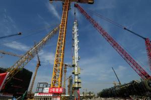 中石化宁波工程基地二期油制氢项目首台大型塔器吊装就位