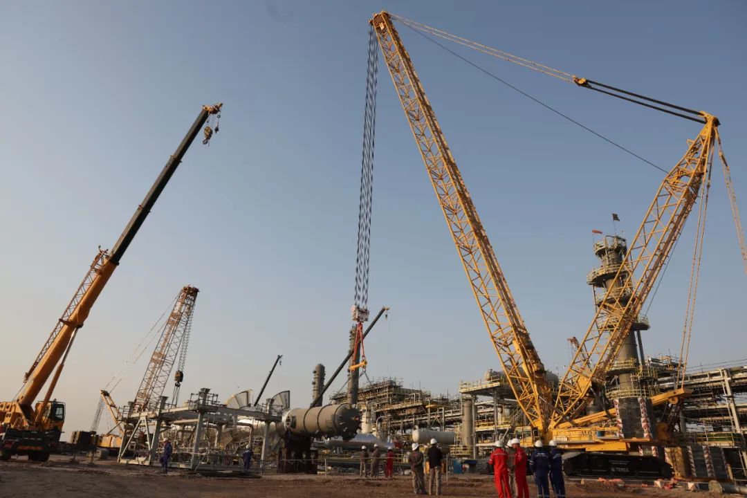 联合能源法哈油田中央处理厂脱乙烷塔吊装成功Successful Lifting of The Deethanizer Tower 联合能源法哈油田中央处理厂脱乙烷塔吊装成功Successful Lifting of The Deethanizer Tower