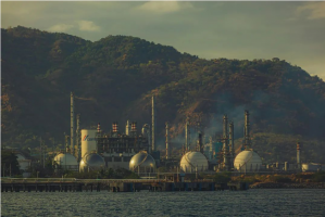 炼油行业大深度调整:全球21%炼油产能面临关闭风险——基于伍德麦肯兹报告的产业危机与应对策略